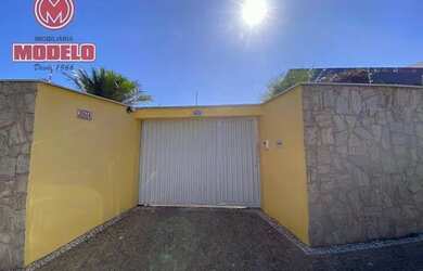 Imagem: A casa possui 3 Dormitórios, 3 Banheiros, 4 Vagas na garagem