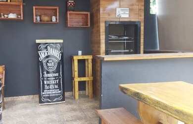 Imagem: A casa possui 3 Dormitórios, 3 Banheiros e 2 Vagas na garagem