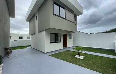 Imagem: A casa possui 3 Dormitórios, 3 Banheiros, 3 Vagas na garagem