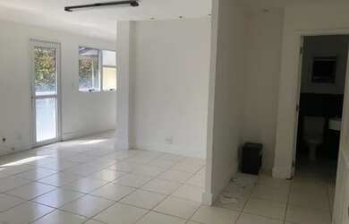 Imagem: O depósito possui 1 Vaga na garagem, 80m² de Área e está