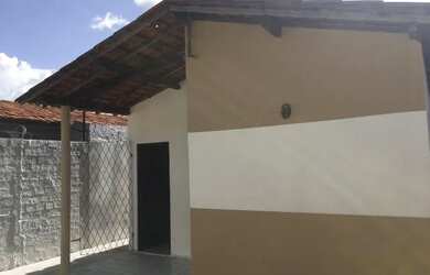 Imagem: A casa possui 3 Dormitórios, 1 Banheiro, 2 Vagas na garagem