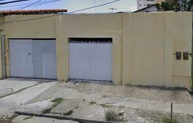 Imagem: A casa possui 4 Dormitórios, 2 Banheiros, 210m² de Área e