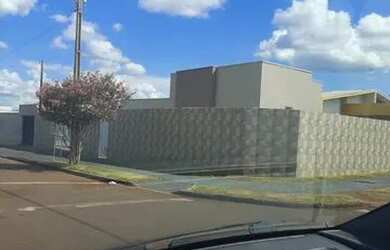 Imagem: A casa possui 2 Dormitórios, 1 Banheiro, 1 Vaga na garagem