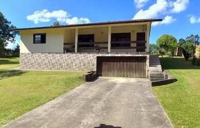 Imagem: A casa possui 4 Dormitórios, 2 Banheiros, 2 Vagas na garagem