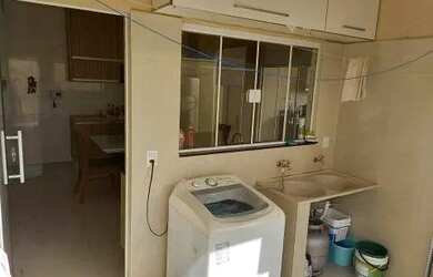 Imagem: A casa possui 3 Dormitórios, 2 Banheiros, 2 Vagas na garagem