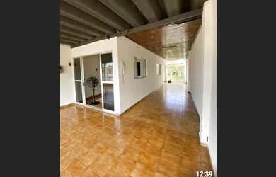 Imagem: A casa possui 3 Dormitórios, 2 Banheiros, 3 Vagas na garagem