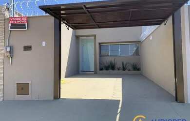 Imagem: A casa possui 2 Dormitórios, 2 Banheiros, 2 Vagas na garagem