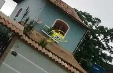 Imagem: A casa possui 3 Dormitórios, 2 Banheiros, 2 Vagas na garagem