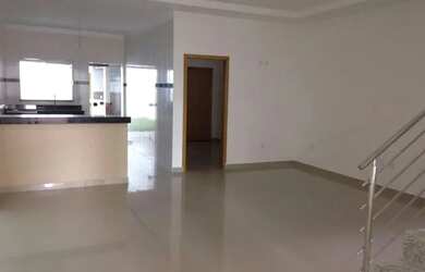 Imagem: A casa possui 3 Dormitórios, 3 Banheiros, 2 Vagas na garagem