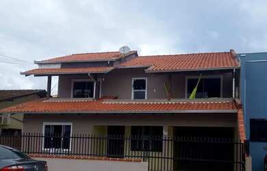 Imagem: A casa possui 4 Dormitórios, 3 Banheiros, 3 Vagas na garagem