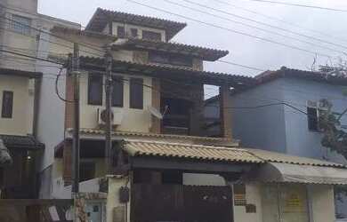 Imagem: A casa possui 4 Dormitórios, 3 Banheiros, 3 Vagas na garagem