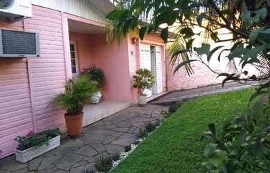 Imagem: A casa possui 4 Dormitórios, 2 Banheiros, 2 Vagas na garagem