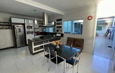 Imagem: A casa possui 4 Dormitórios, 3 Banheiros, 2 Vagas na garagem