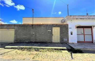 Imagem: A casa possui 4 Dormitórios, 4 Banheiros, 4 Vagas na garagem