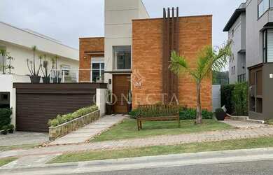 Imagem: A casa possui 4 Dormitórios, 3 Banheiros, 4 Vagas na garagem