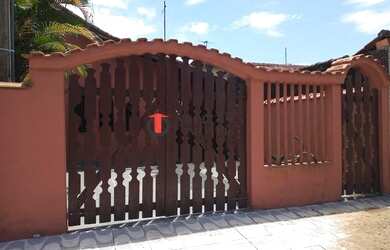 Imagem: A casa possui 2 Dormitórios, 1 Banheiro, 2 Vagas na garagem