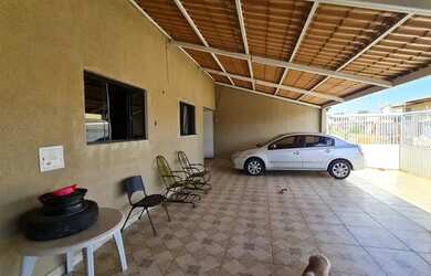 Imagem: A casa possui 4 Dormitórios, 3 Banheiros, 5 Vagas na garagem