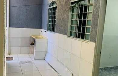 Imagem: A casa possui 1 Dormitório, 1 Banheiro, 1 Vaga na garagem e