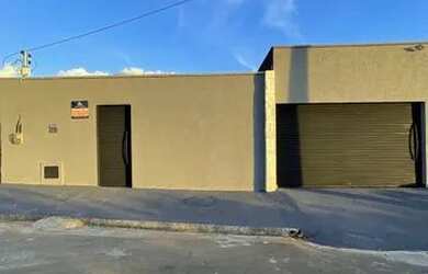 Imagem: A casa possui 2 Dormitórios, 4 Vagas na garagem e está localizado