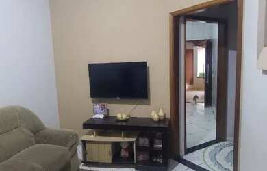 Imagem: A casa possui 3 Dormitórios, 2 Banheiros, 4 Vagas na garagem