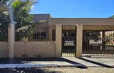 Imagem: A casa possui 3 Dormitórios, 2 Banheiros, 2 Vagas na garagem