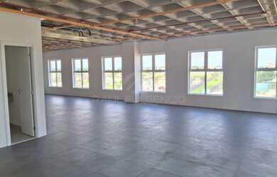 Imagem: O depósito possui 5 Vagas na garagem, 635m² de Área e está