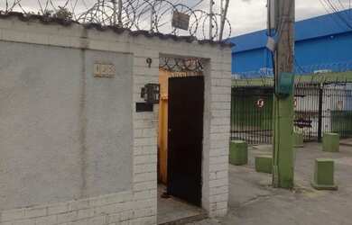 Imagem: A casa possui 1 Dormitório e 1 Banheiro e está localizado