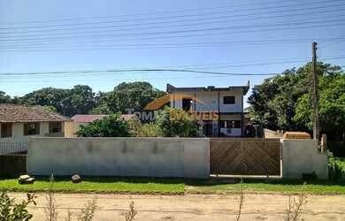 Imagem: A casa possui 2 Dormitórios, 1 Banheiro, 1 Vaga na garagem