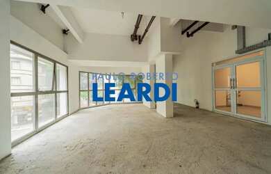 Imagem: O depósito possui 5 Vagas na garagem, 416m² de Área e está