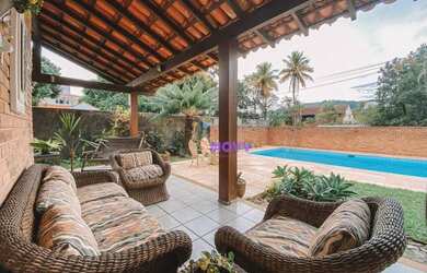 Imagem: A casa possui 4 Dormitórios, 5 Banheiros, 2 Vagas na garagem