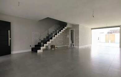 Imagem: A casa à venda possui 3 Dormitórios, 1 Banheiro, 2 Vagas na