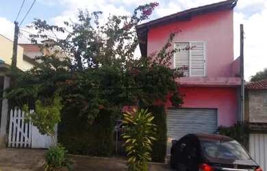 Imagem: A casa possui 3 Dormitórios, 2 Banheiros, 4 Vagas na garagem