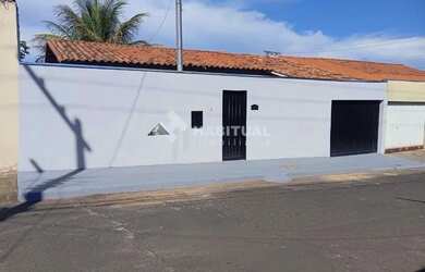 Imagem: A casa possui 3 Dormitórios, 2 Banheiros, 2 Vagas na garagem