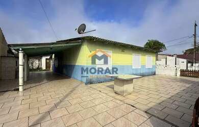 Imagem: A casa possui 4 Dormitórios, 2 Banheiros, 3 Vagas na garagem