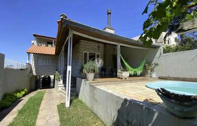 Imagem: A casa possui 4 Dormitórios, 4 Banheiros, 3 Vagas na garagem