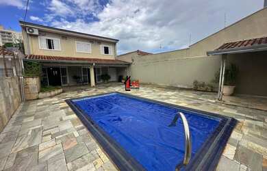 Imagem: A casa possui 5 Dormitórios, 3 Banheiros, 2 Vagas na garagem