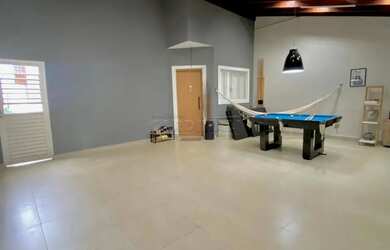 Imagem: A casa possui 2 Dormitórios, 2 Banheiros, 3 Vagas na garagem