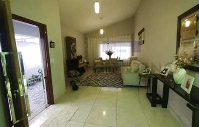 Imagem: A casa possui 3 Dormitórios, 3 Banheiros, 2 Vagas na garagem