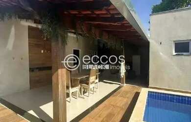 Imagem: A casa possui 3 Dormitórios, 3 Banheiros, 2 Vagas na garagem