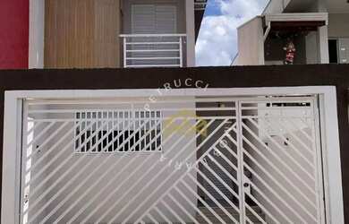 Imagem: A casa possui 3 Dormitórios, 3 Banheiros, 2 Vagas na garagem