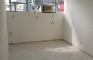 Imagem: O depósito para alugar possui e está localizado em Nazaré