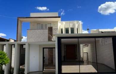 Imagem: A casa possui 3 Dormitórios, 1 Banheiro, 2 Vagas na garagem