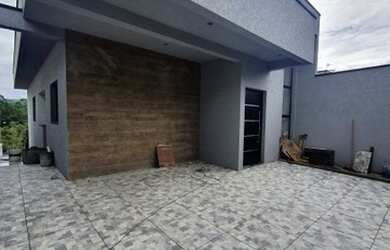 Imagem: A casa possui 3 Dormitórios, 2 Banheiros, 2 Vagas na garagem