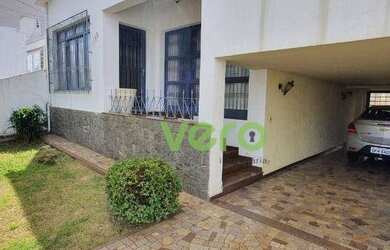 Imagem: O depósito possui 4 Vagas na garagem, 220m² de Área e está