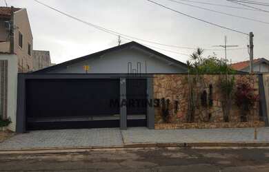 Imagem: A casa possui 3 Dormitórios, 3 Banheiros, 2 Vagas na garagem