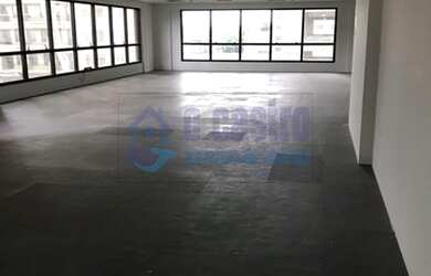 Imagem: O depósito possui 5 Vagas na garagem e 338m² de Área e está