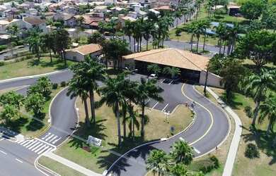 Imagem: A casa em condomínio possui 4 Dormitórios, 5 Banheiros, 3