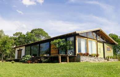 Imagem: A casa possui 3 Dormitórios, 1 Banheiro, 5 Vagas na garagem