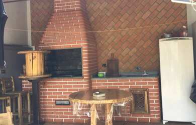 Imagem: A casa possui 3 Dormitórios, 3 Banheiros e 200m² de Área