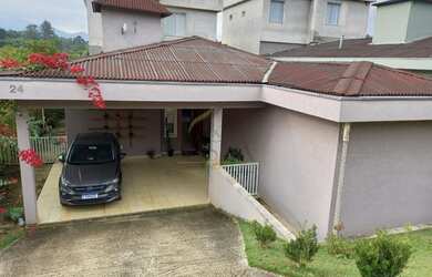 Imagem: A casa em condomínio possui 4 Dormitórios, 4 Banheiros, 480m²